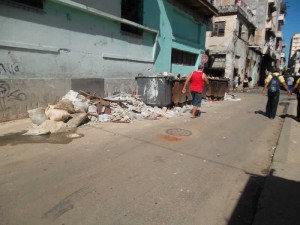 Basurero frente al parque infantil